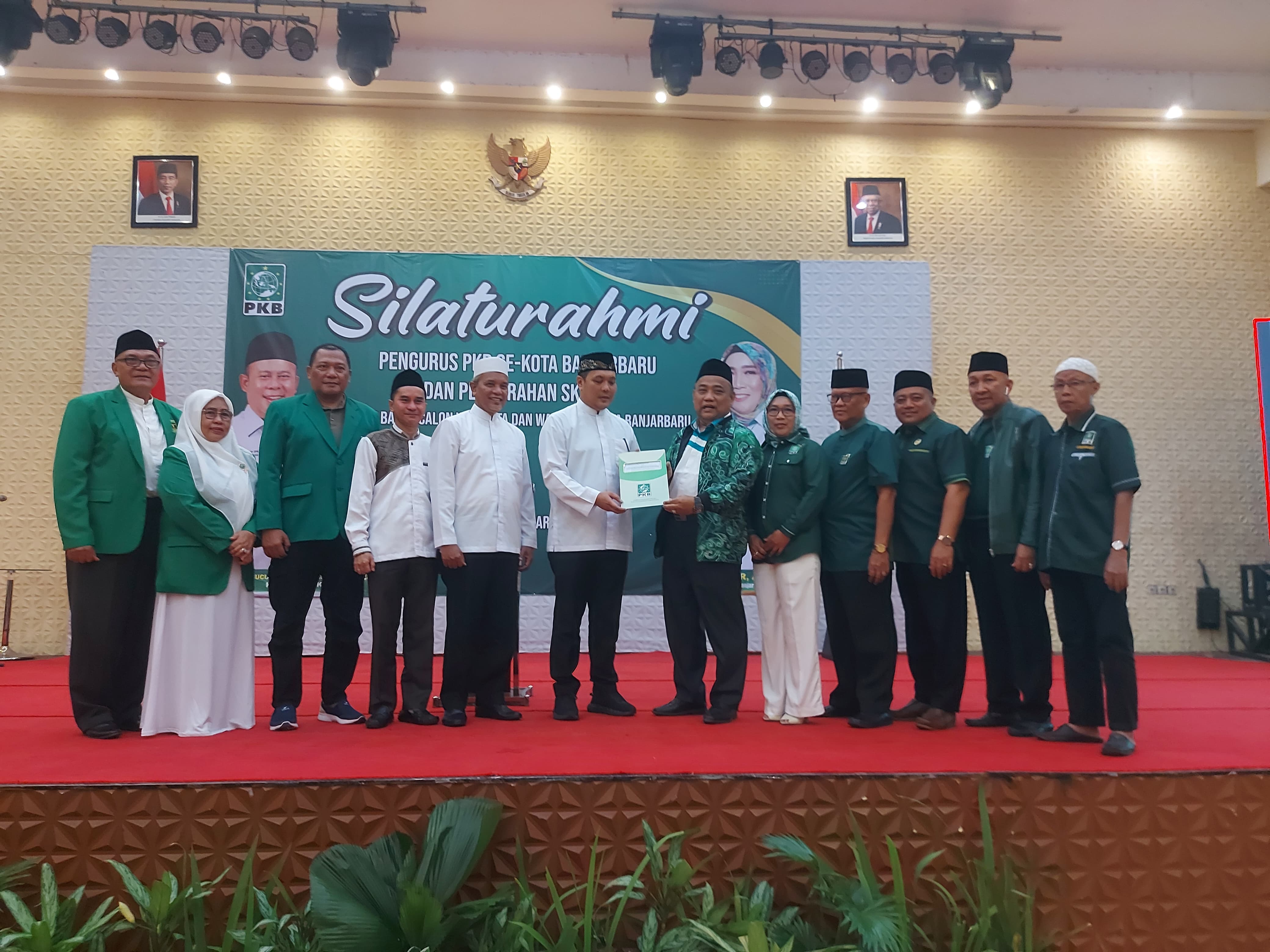 SK: Aditya Mufti Ariffin saat menerima SK dari PKB untuk maju Pilwali 2024 beberapa waktu lalu (FADLAN ZAKIRI/RADAR BANJARMASIN)