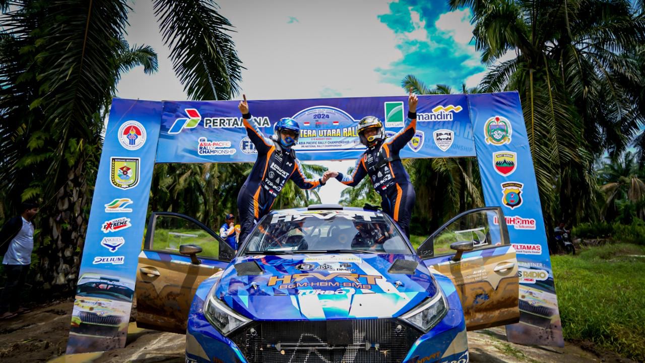 SELEBRASI:H Rihans Variza dengan co-driver M Fahrezi Fadh usai balapan di Kejurnas North Sumatera Rally APRC Round 2 2024, Sumut.(Foto:HVRVT Official untuk Radar Banjarmasin)