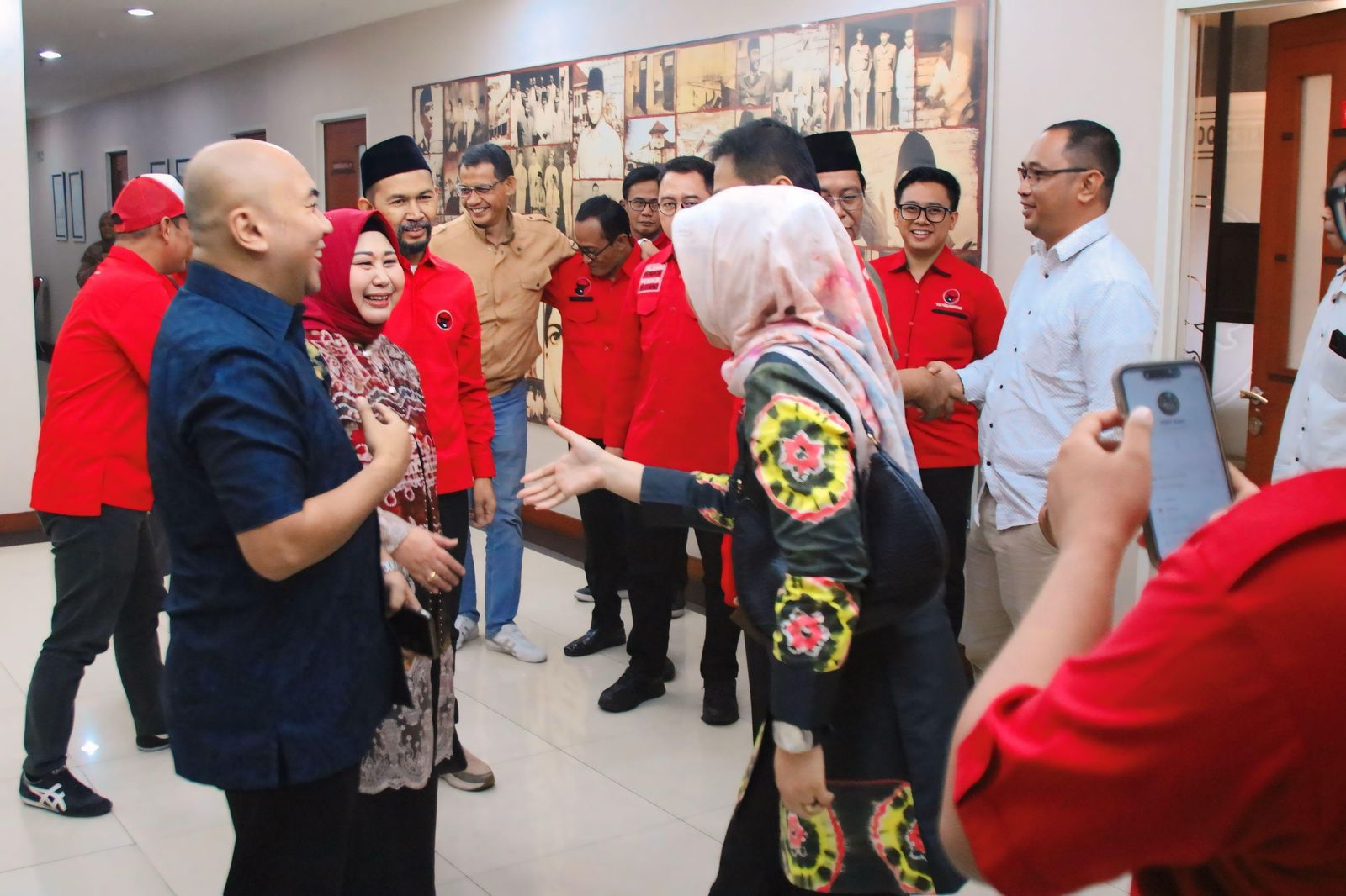 HADIRI UNDANGAN:Acil Odah dan Rozanie menghadiri undangan wawancara DPP PDI Perjuangan di Jakarta, Jumat (2/8/2024).(Foto:NasDem Kalsel untuk Radar Banjarmasin)