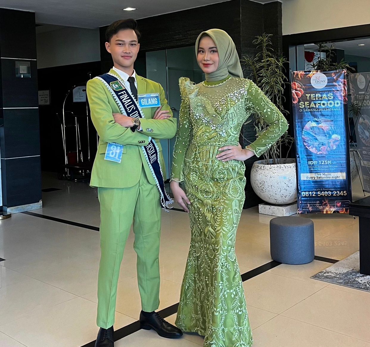 JUARA PERTAMA:Akhmad Gilang Ramadhan dan Yasmine Clara Fredlinan Akbar diumumkan sebagai pemenang Putra dan Putri Pariwisata Tanah Bumbu 2024, Sabtu (3/8/2024) malam.(Foto:Gilang untuk Radar Banjarmas