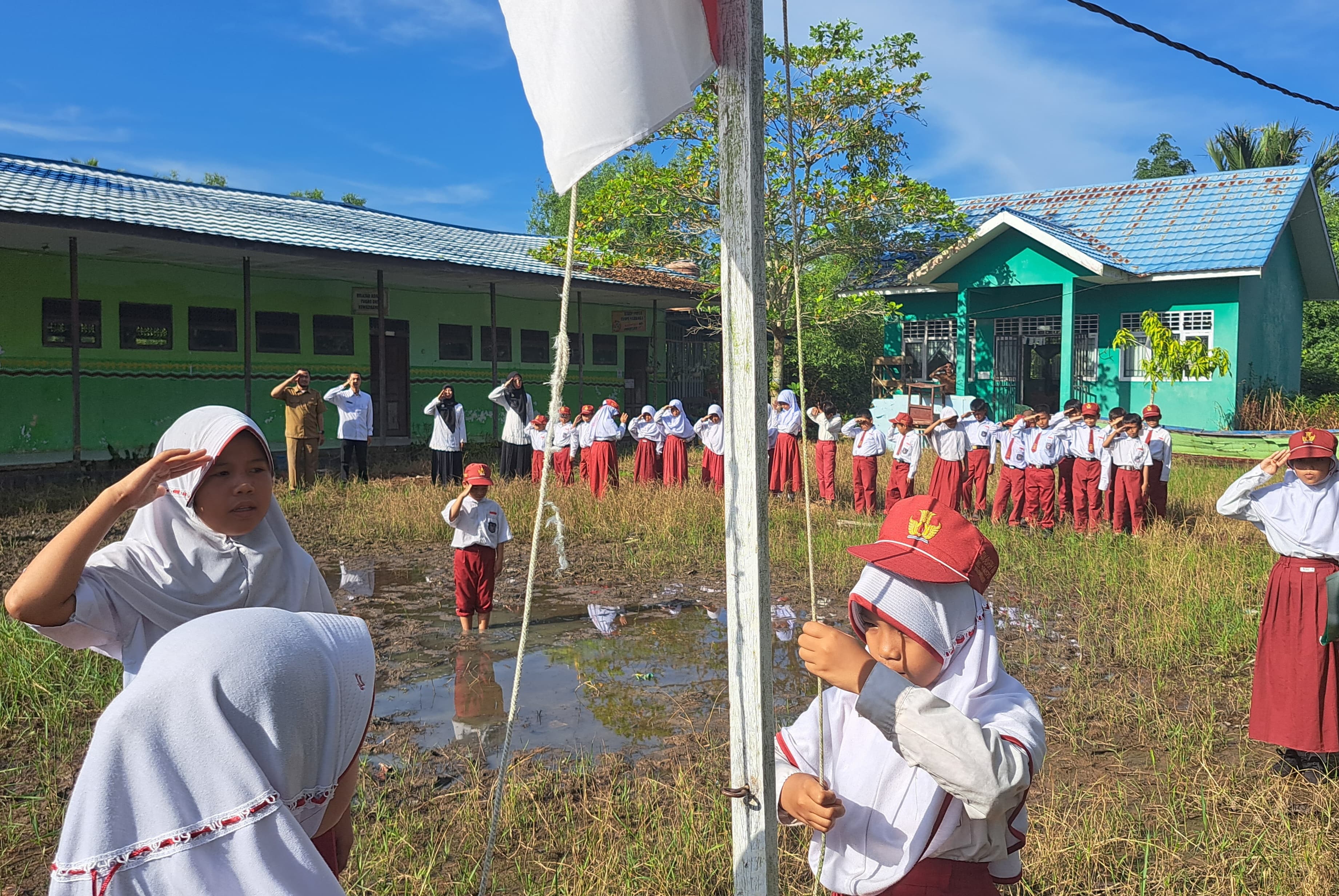 BECEK: Upacara Senin (5/8/2024) pagi di halaman SDN Basirih 10 di Banjarmasin Selatan.