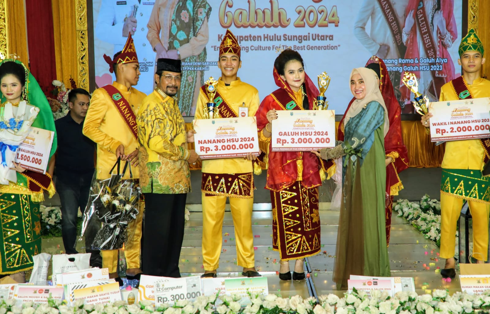 BANGGA: Naufal dan Sella Juyanda Agustina Naga Kabupaten HSU tahun 2024, foto bersama dengan Pj Bupati HSU Zakly Asswan dan Ketua TP PKK HSU Gusti Elvira di Aula Dr KH Idham Chalid. (Foto: M.Akbar/Rad