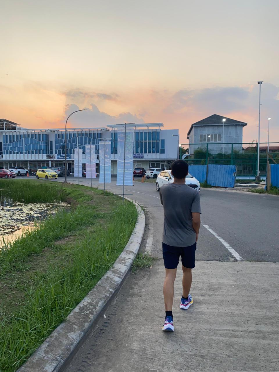 JALAN KAKI: Cukup dengan jalan kaki dapat menjadikan tubuh anda ideal.