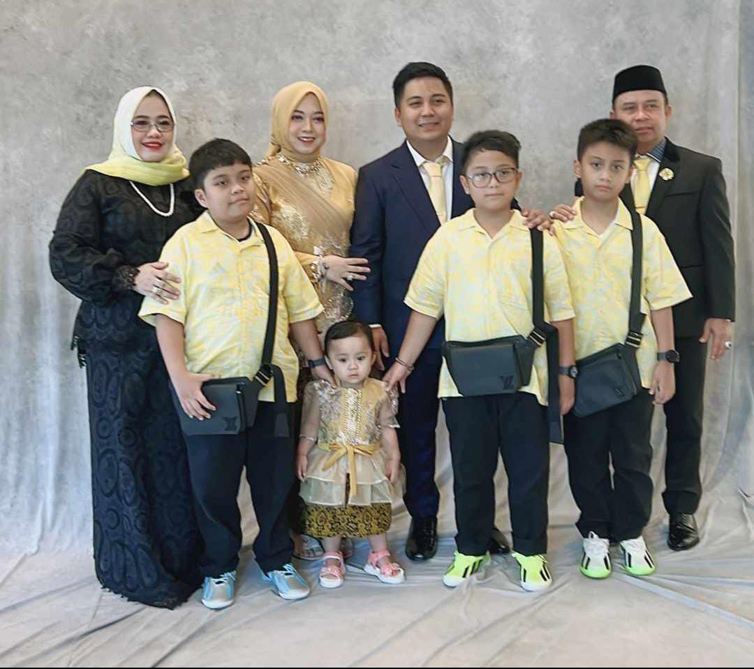 BERSAMA KELUARGA: Taufik Hidayat bersama kedua orang tuanya serta istri dan anaknya berfoto sebelum dilantik. Foto Taufik Hidayat untuk Radar Banjarmasin