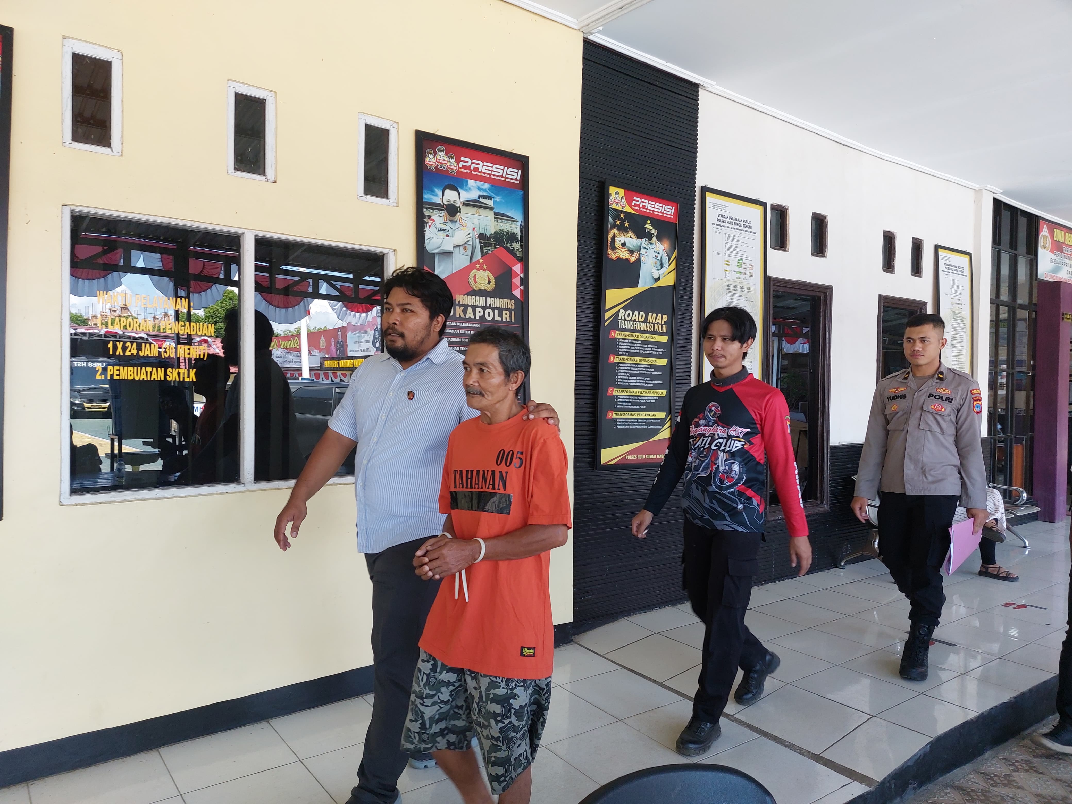 DIGIRING: IR 53 tahun pelaku pembunuh Abah Nateh digiring saat hendak konferensi pers di Mapolres HST. (Foto: Jamaluddin/Radar Banjarmasin)