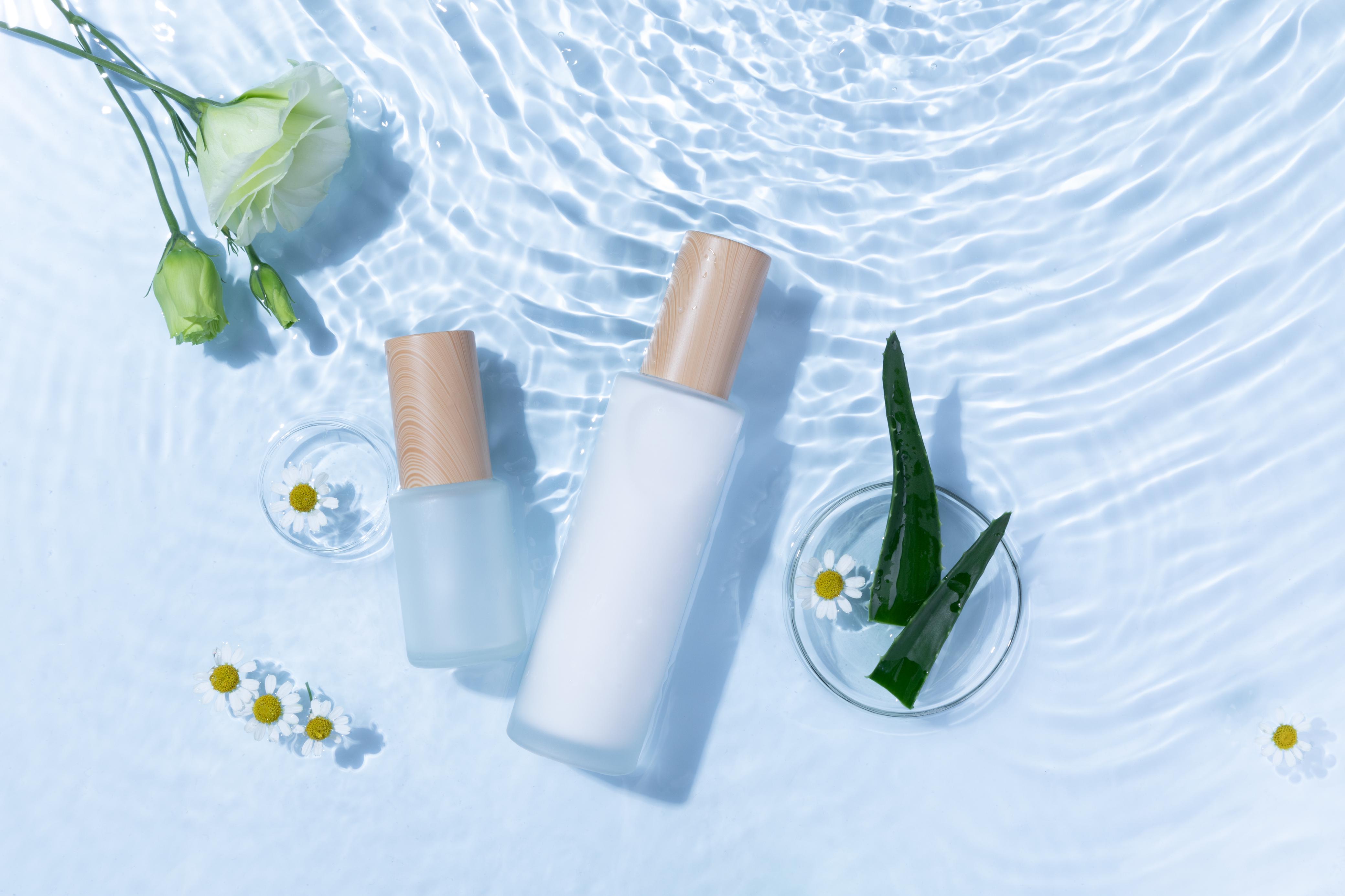 CAIRAN PEMBERSIH:Toner berfungsi menghapus sisa make up dan menetralisir racun di kulit wajah.(foto:Freepik)