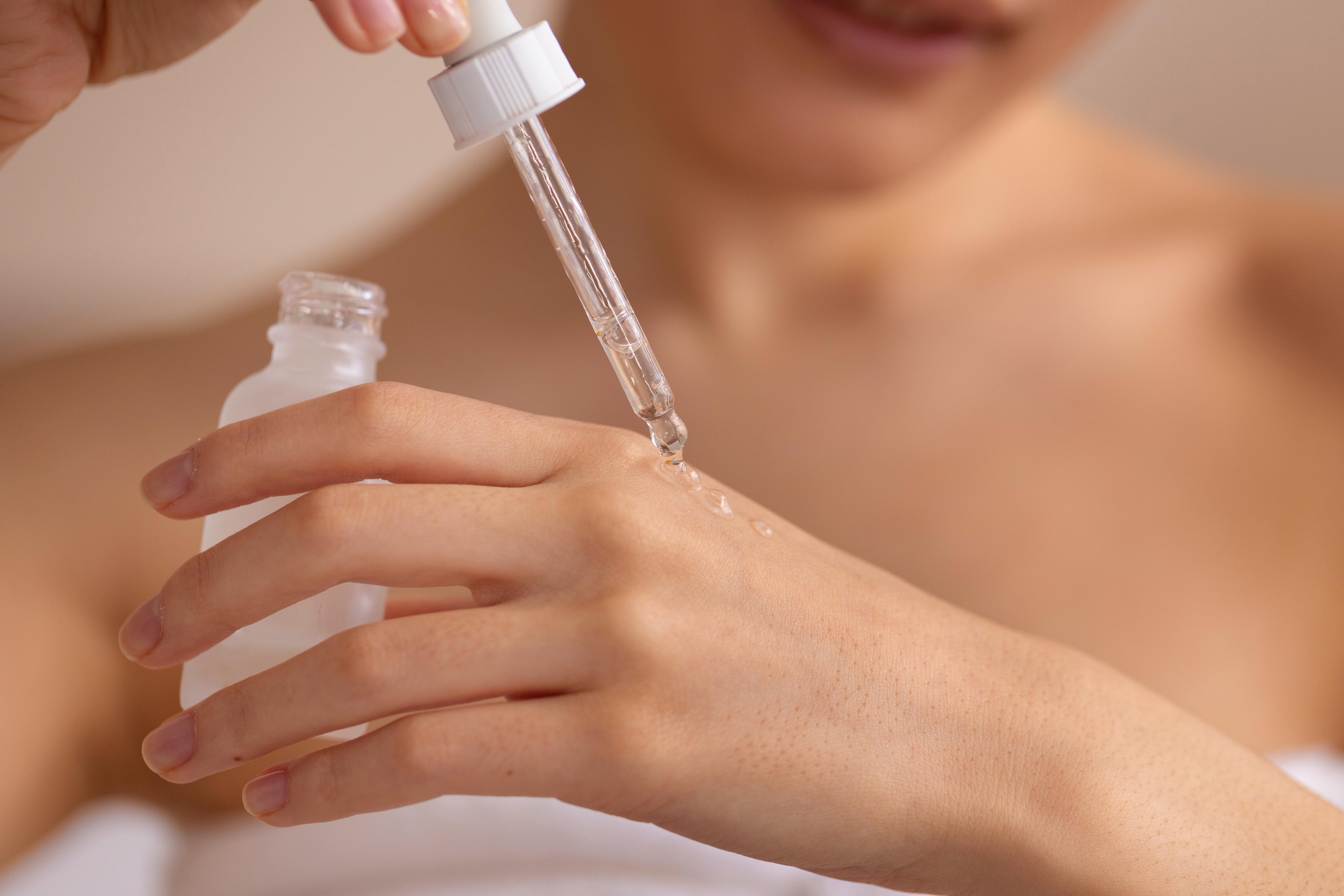 KOSMETIK:Serum yang biasa digunakan kaum wanita.(foto:freepik)