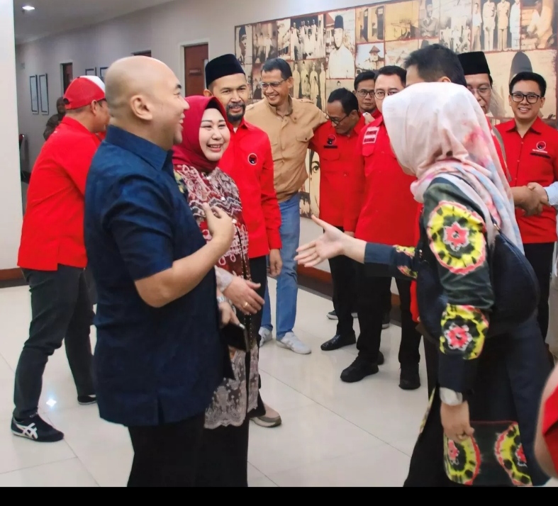 HADIRI UNDANGAN: Raudatul Jannah atau Acil Odah dengan Rozanie menghadiri undangan wawancara bersama DPP PDI Perjuangan di Jakarta. | Foto: NasDem Kalsel untuk Radar Banjarmasin
