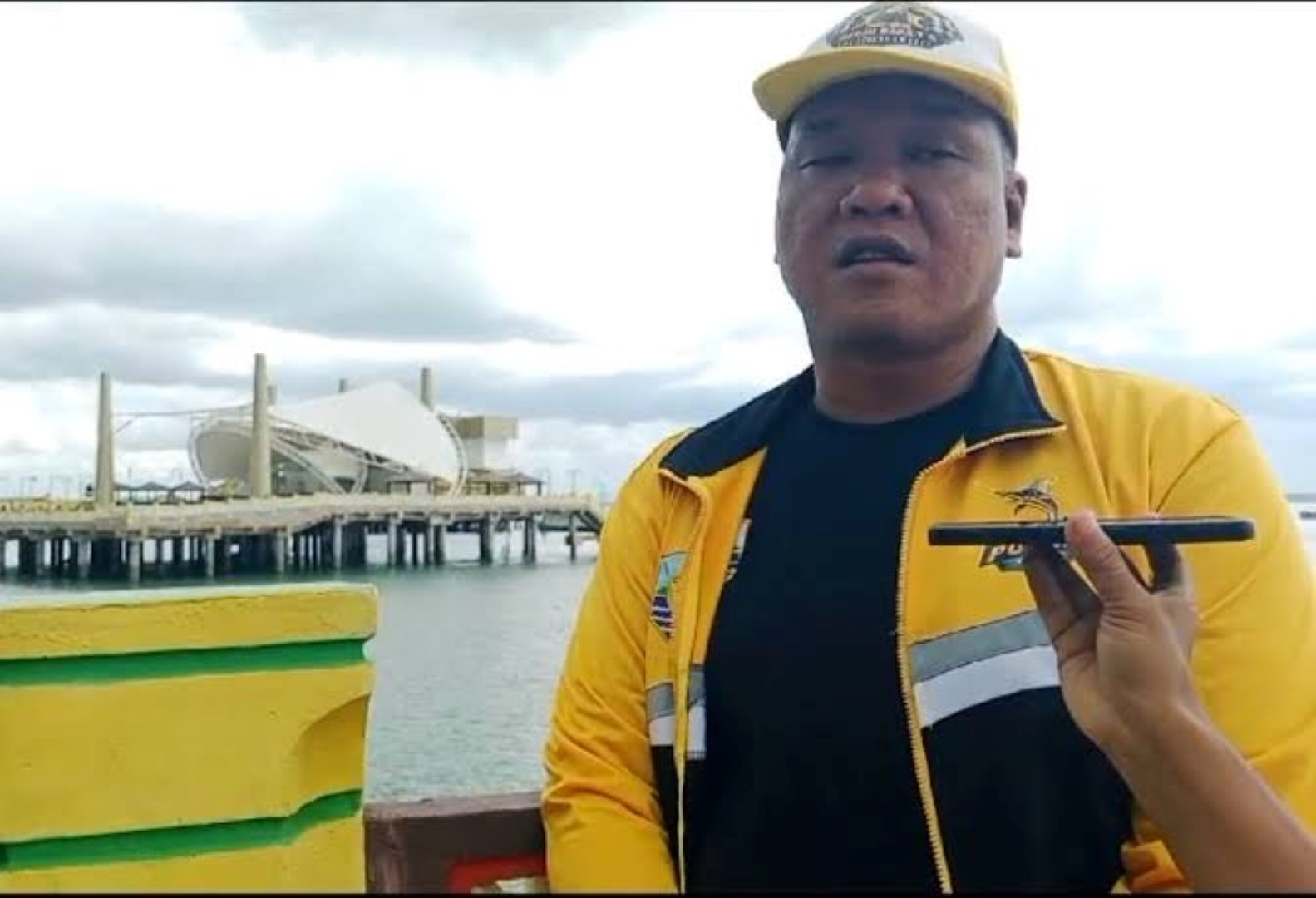 TEROBOSAN: Kadisparpora Sonny Tua Halomoan menjelaskan tentang air mancur menari di Siring Laut Kotabaru.