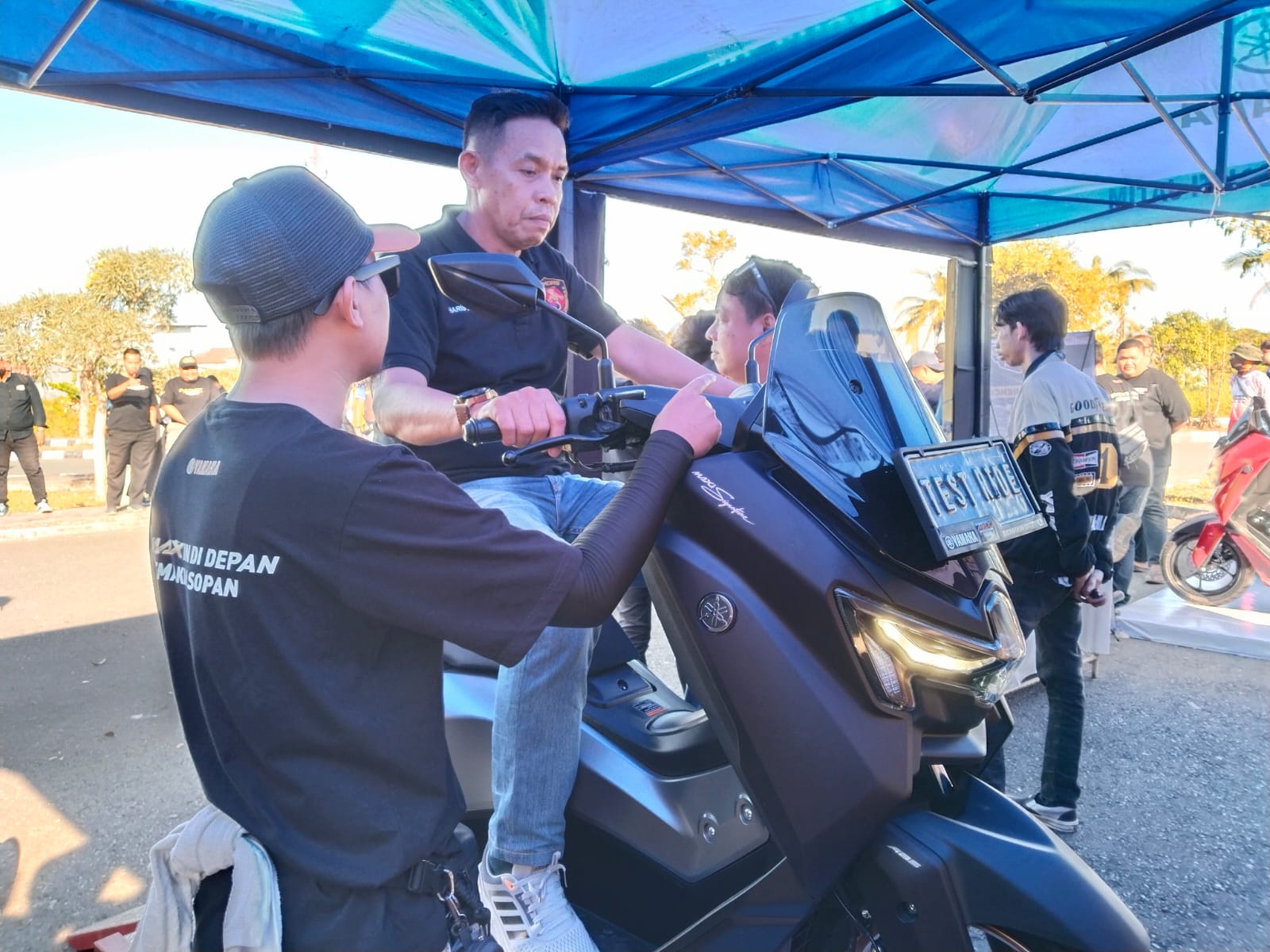 SIMULASI:Salah satu anggota komunitas motor mencoba fitur turbo Yamaha NMax Turbo dari mesin Dyno Test.(foto:Fauzan Ridhani/Radar Banjarmasin)
