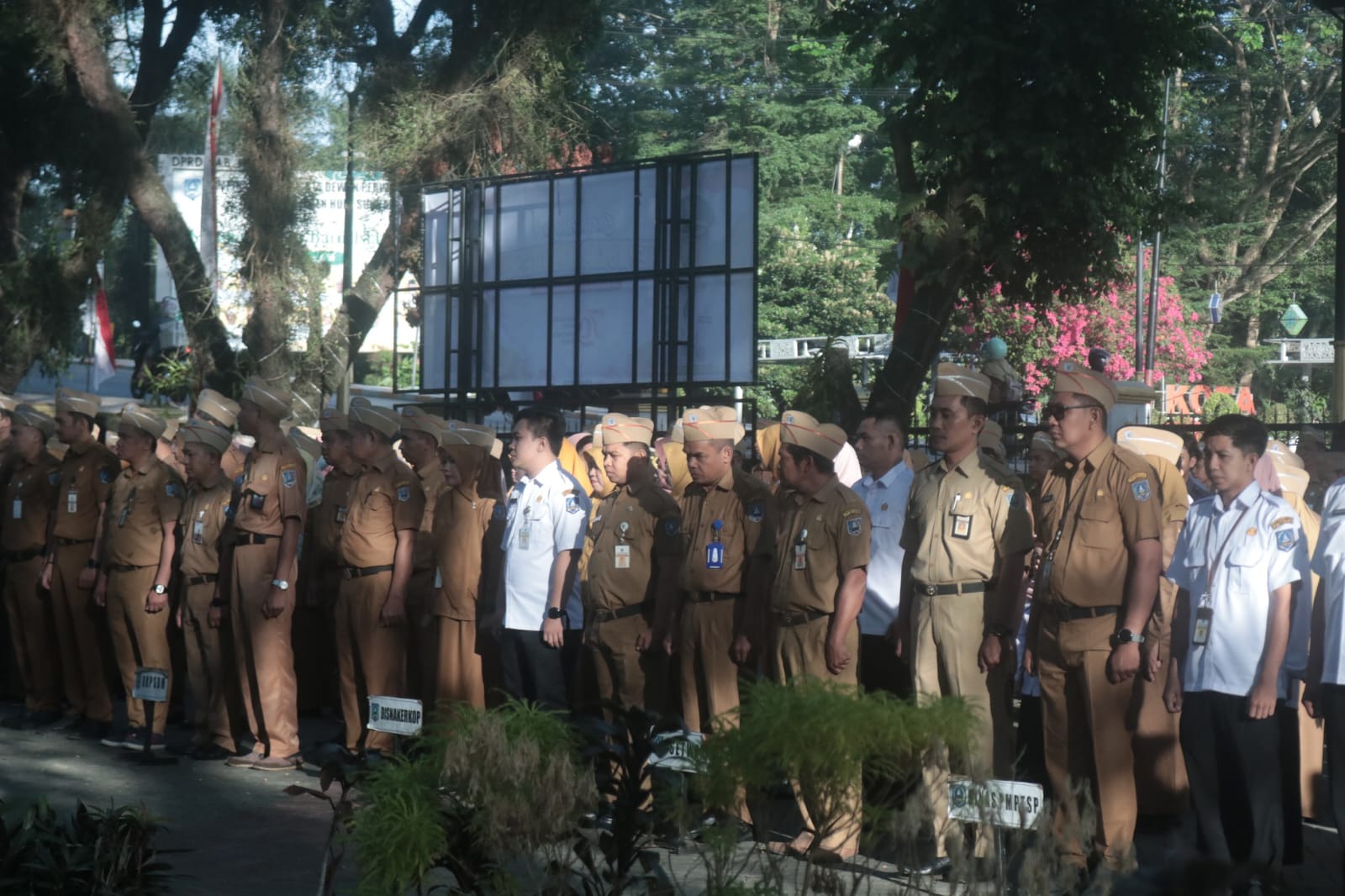 ABDI NEGARA:PNS Pemkab HSS saat mengikuti apel.(Foto Diskominfo Kabupaten HSS untuk Radar Banjarmasin)