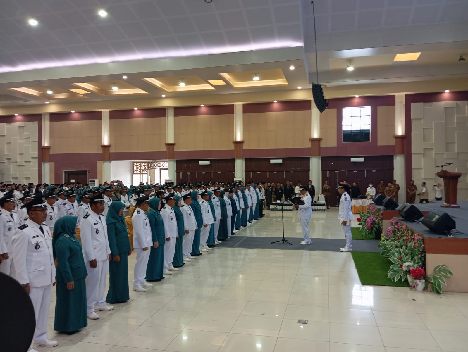 PROSESI:Gubernur Kalsel, Sahbirin Noor melantik Kepala Desa dan anggota BPD Kabupaten Tapin di Pendopo Galuh Bastari, Selasa (6/8/2024).(Foto:Rasidi Fadli/Radar Banjarmasin)