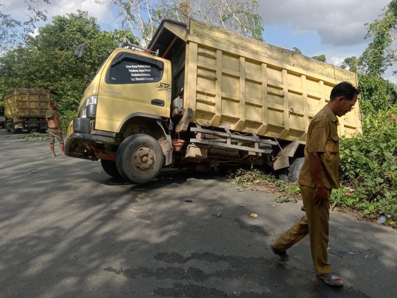 TERPEROSOK: Truk bermuatan batu bara terperosok ke sisi jalan di Desa Karang Rejo, Kecamatan Karang Bintang, Tanah Bumbu, Senin (5/8/2024).