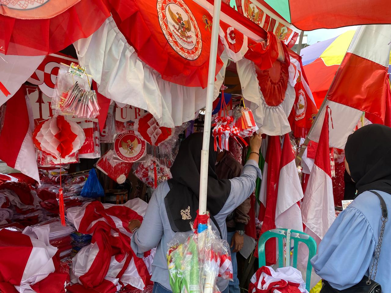 LARIS: Penjualan bendera Merah Putih yang mulai laris manis