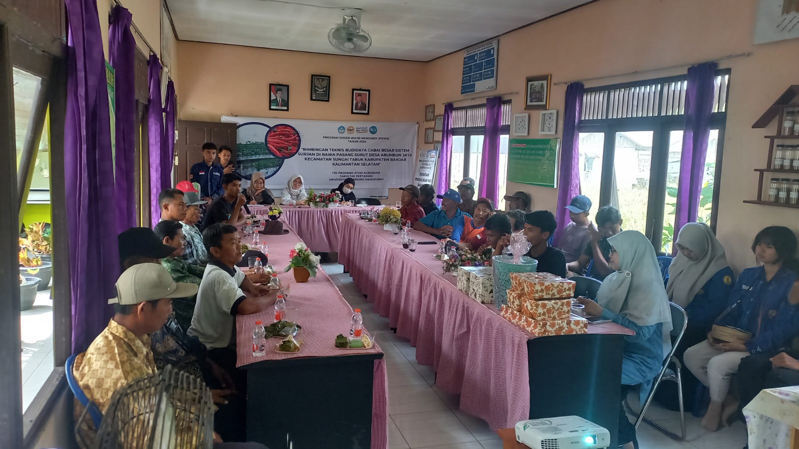BIMTEK: Tim PDWA Agronomi ULM memberikan materi kepada warga Desa Abumbun Jaya Kecamatan Sungai Tabuk. (HILDA UNTUK RADAR BANJARMASIN)