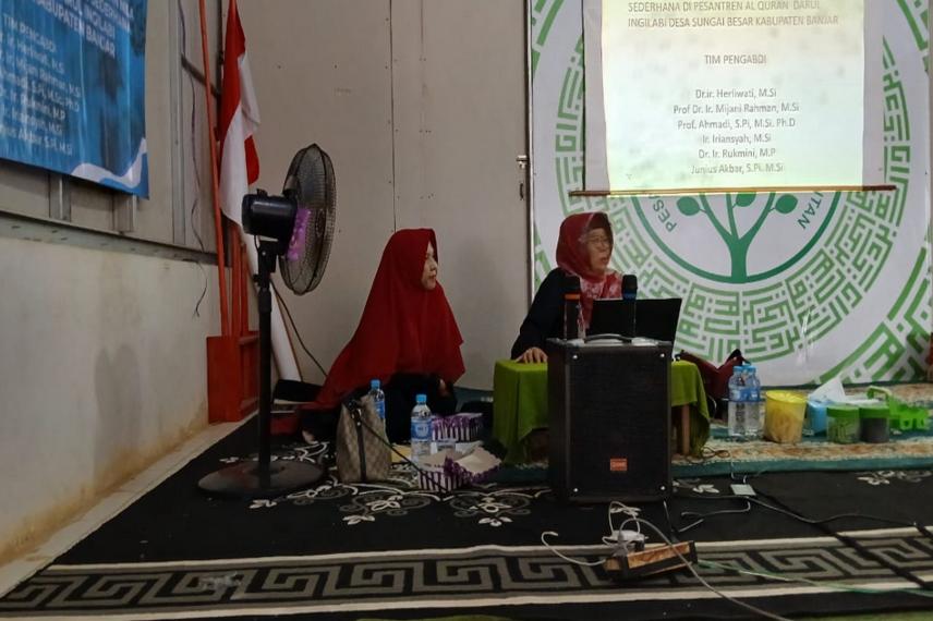 SAMPAIKAN MATERI:Tim PDWA dari FPK ULM memberikan penyuluhan tentang cara memformulasi dan pembuatan pakan ikan di hadapan para santri Pesantren Darul Inqilabi.