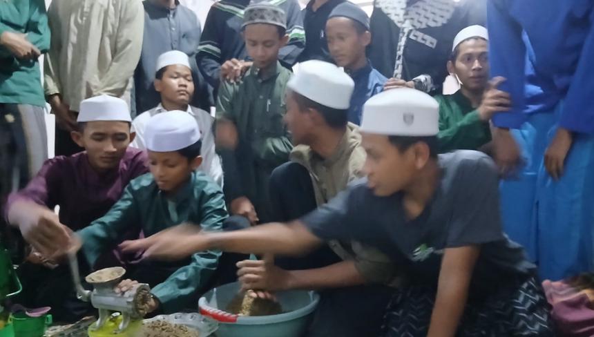 LANGSUNG PRAKTEK:Para santri Pesantren Darul Inqilabi membuat pakan ikan dengan metode sederhana seperti yang diajarkan oleh tim PDWA FPK ULM.( Foto: Tim PDWA FPK ULM)