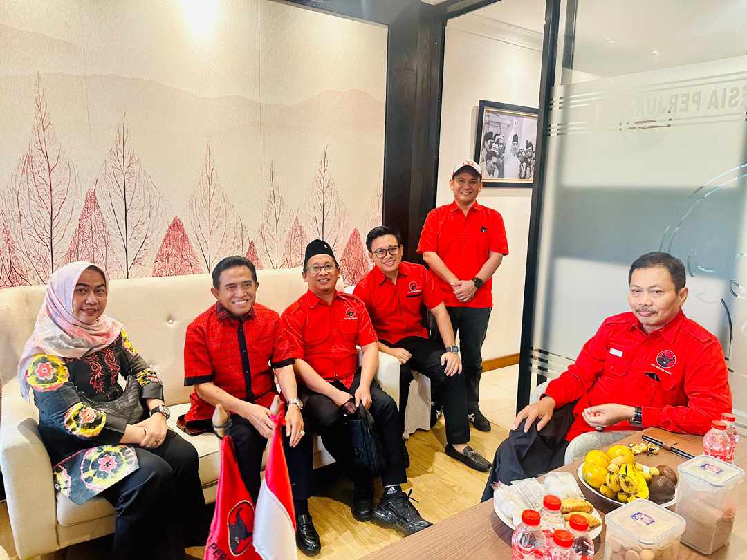 BERSIAP: Erna Lisa Halaby (ujung kiri) bersama Wartono (ujung kanan) ketika menghadiri panggilan DPP PDIP di Jakarta belum lama tadi.
