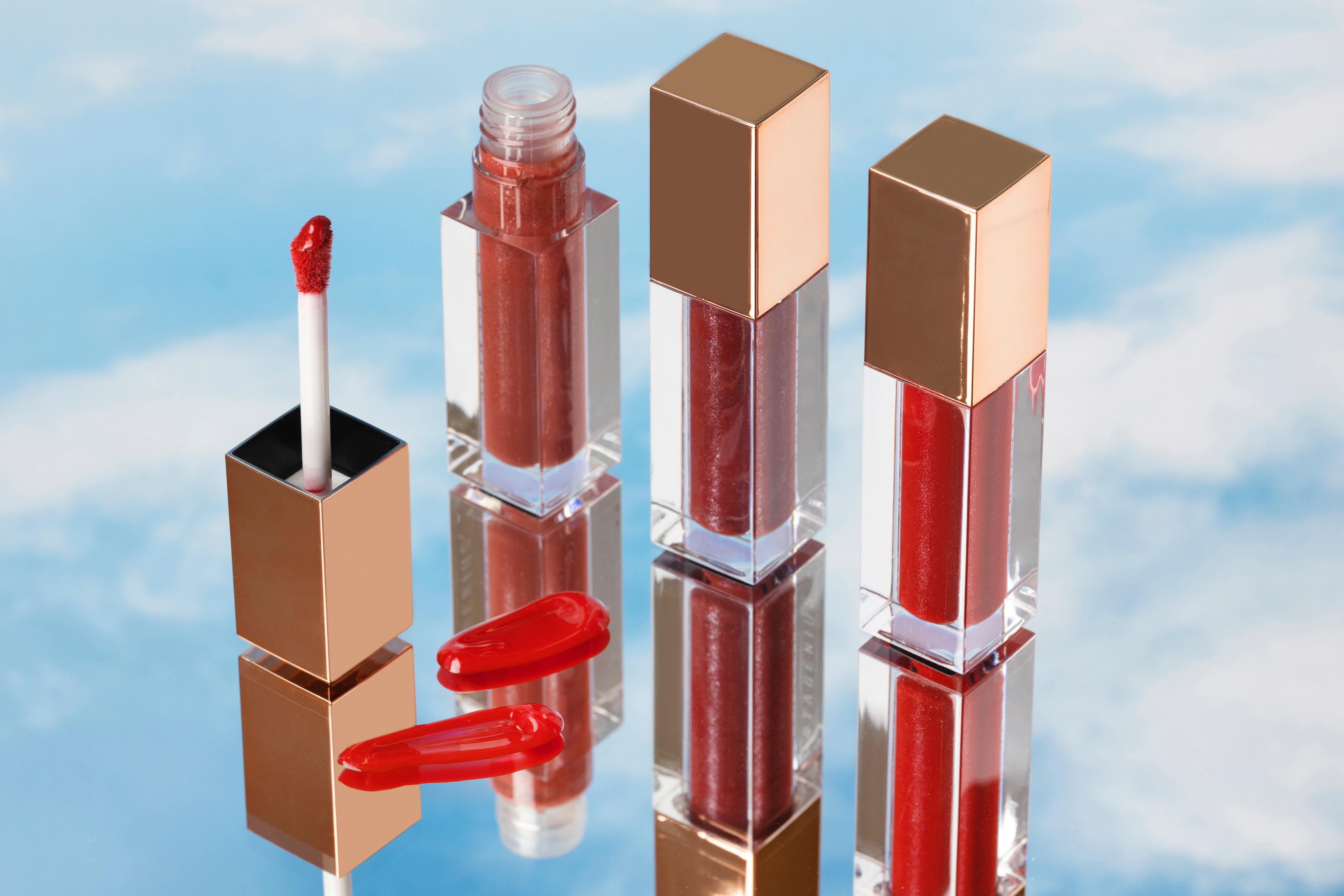 TINGGAL PILIH:Lipstik Matte atau Glossy banyak diminati kaum hawa.(foto:Freepik)