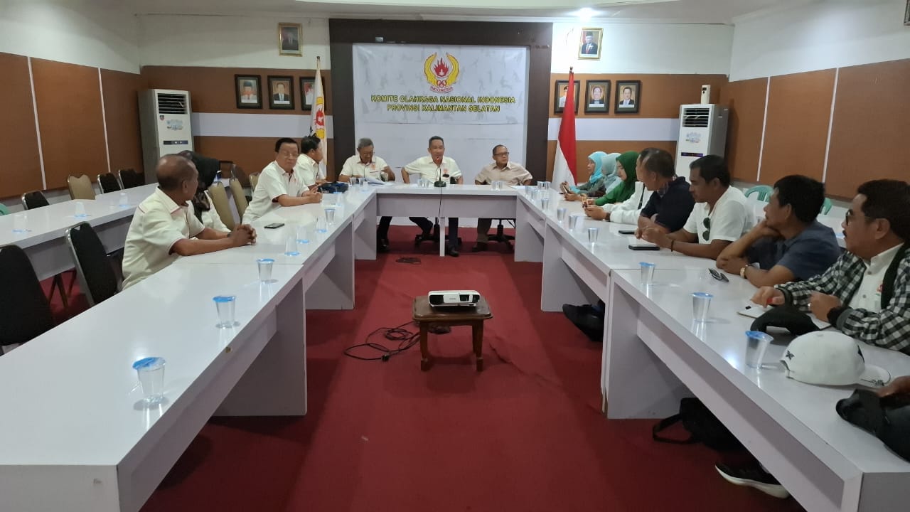 SILATURAHMI:Pengurus KONI Kalsel menerima kunjunganKONI Jatim, Komisi E DPRD Jatim, dan Dispora Jatim, Selasa (6/8/2024) siang di Sekretariat KONI Kalsel.(Foto:M Idris Jian Sidik/Radar Banjarmasin)