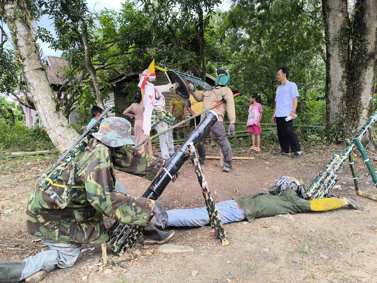 KREATIF: Warga Desa Juai mendekorasi kampung mereka dengan berbagai hal unik dan menarik perhatian.(foto:M Dirga/Radar Banjarmasin)