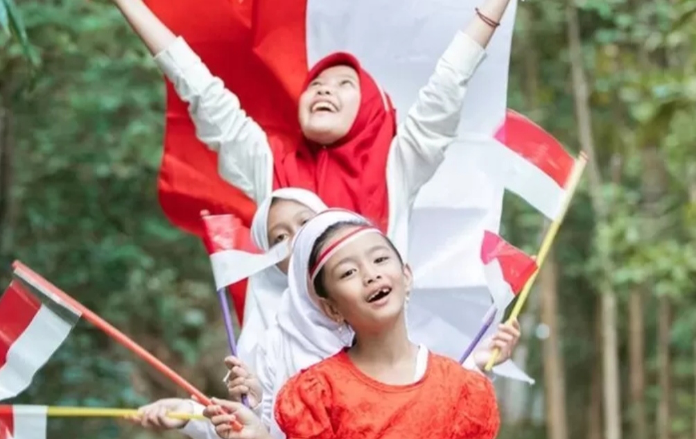 AKRAB: Lomba 17 Agustus pada umumnya dijadikan momen agar bisa saling akrab bersama warga untuk merayakan Hari Kemerdekaan Indonesia. (Foto: bintangsekolahindonesia.com)