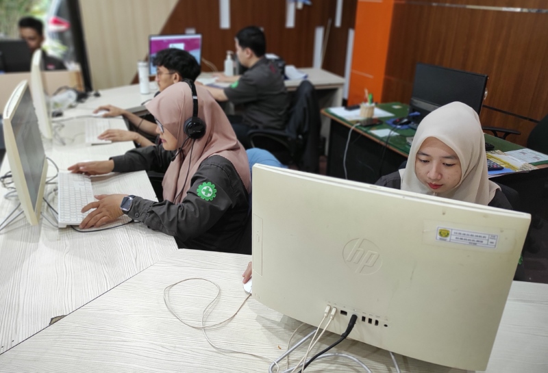 LAPOR: Para operator SP4N Lapor di Pemko Banjarmasin. Per tahun ada ratusan pengaduan warga yang masuk kemari.