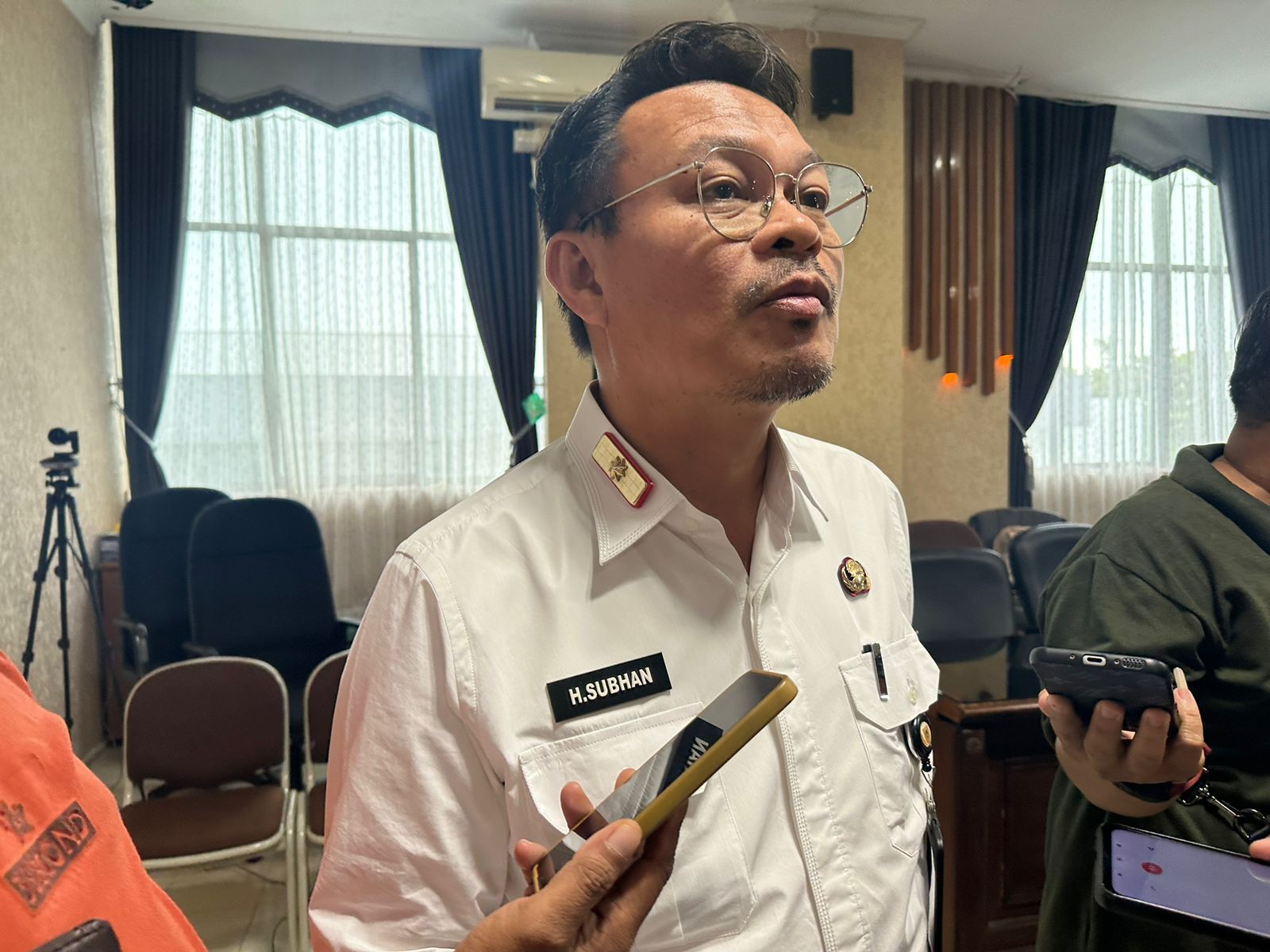 KEJAR TARGET: Kepala Bappenda Kalsel Subhan Nor Yaumil menjelaskan realisasi pajak daerah 2024 usai rapat di DPRD Kalsel.(Foto: Muhammad Oscar Fraby/Radar Banjarmasin)