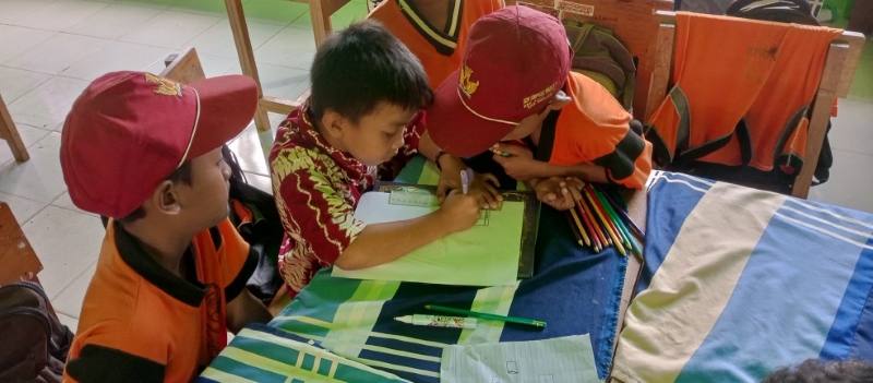MENULIS: Aktivitas belajar di salah satu SD di Kalsel. Anak SD dituntut untuk bisa membaca, menulis, dan berhitung.