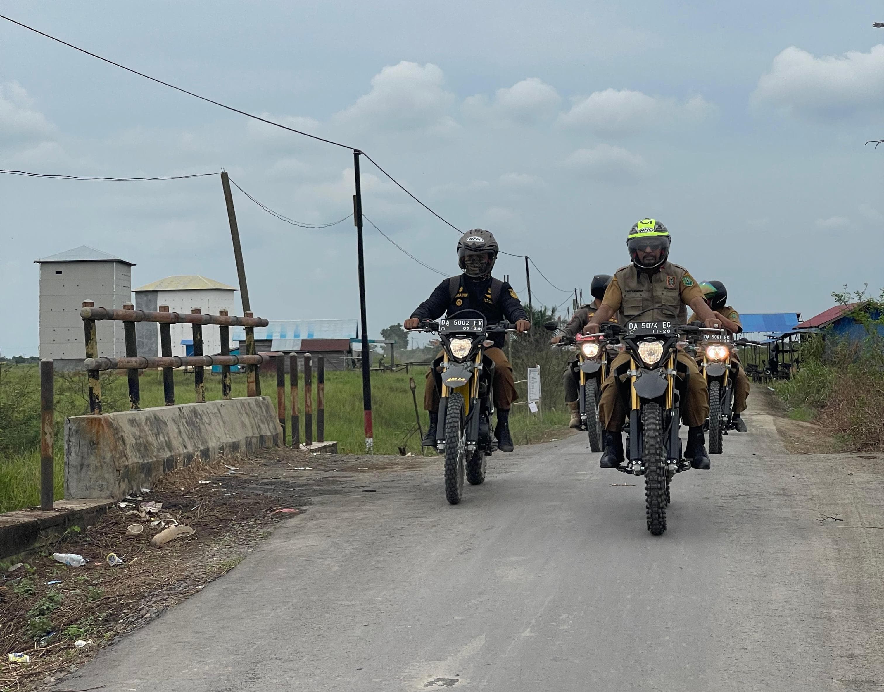 MOTOR TRAIL: Pj Bupati HSU Zakly Asswan, memakai motor trail melibas jalur tanah menuju Kecamatan Paminggir via jalur darat. (Foto: M.Akbar/Radar Banjarmasin)