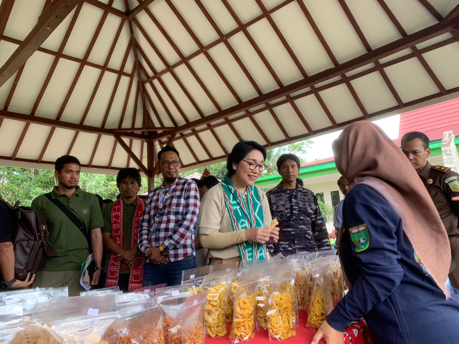 BELANJA:Direktur Tata Kelola Destinasi Kemenparekraf, Florida Pardosi (syal hijau) membeli produk UMKM di Desa Wisata Agro Techno Park Batulicin Irigasi, Karang Bintang, Kabupaten Tanbu, Kamis (8/8/20