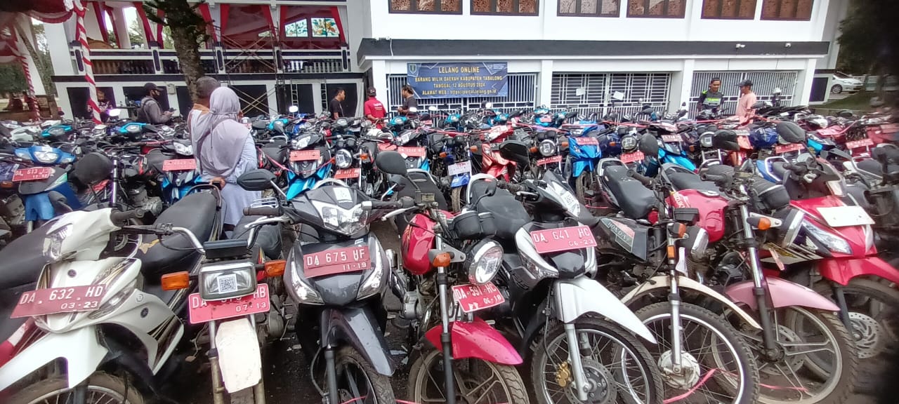 UNTUK UMUM:Ratusan kendaraan bekas aset Pemkab Tabalong yang dilelang dipajang di Halaman Pendopo Bersinar Pembataan, Tanjung, Kabupaten Tabalong.(Foto:Ibnu Dwi Wahyudi/Radar Banjarmasin)