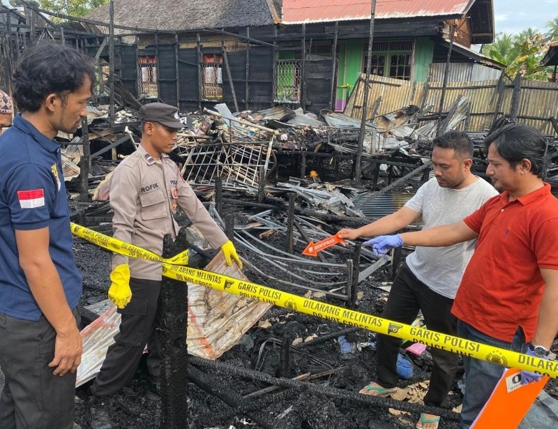 TERSISA ARANG: Anggota Polsek Sungai Pandan dan Polres HSU melaksanakan olah TKP di Desa Sungai Pinang, Kecamatan Sungai Pandan, Kabupaten HSU.