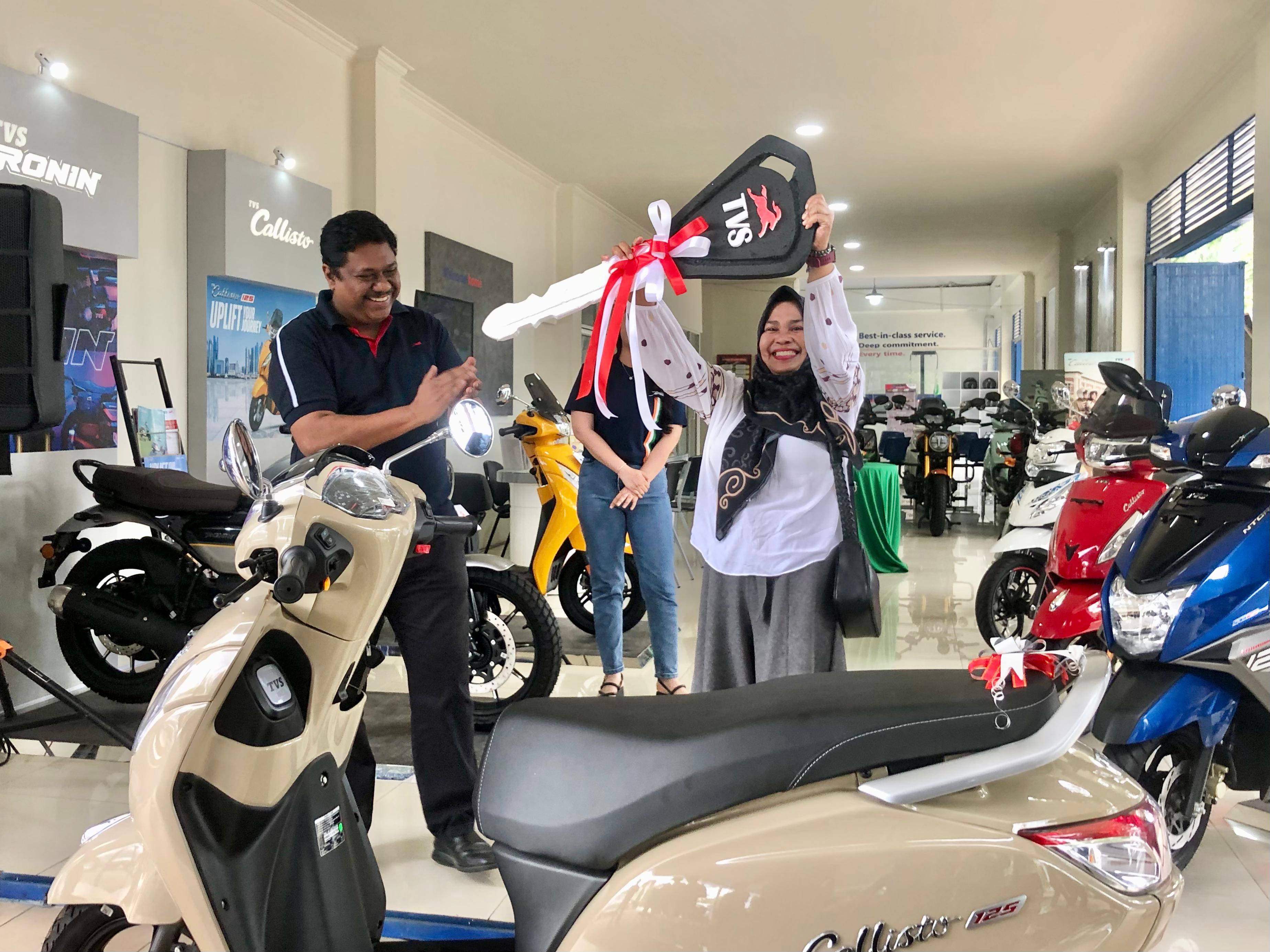 TERIMA KUNCI: Pembeli pertama produk TVS Calisto mendapat promo potongan harga Rp2 juta.