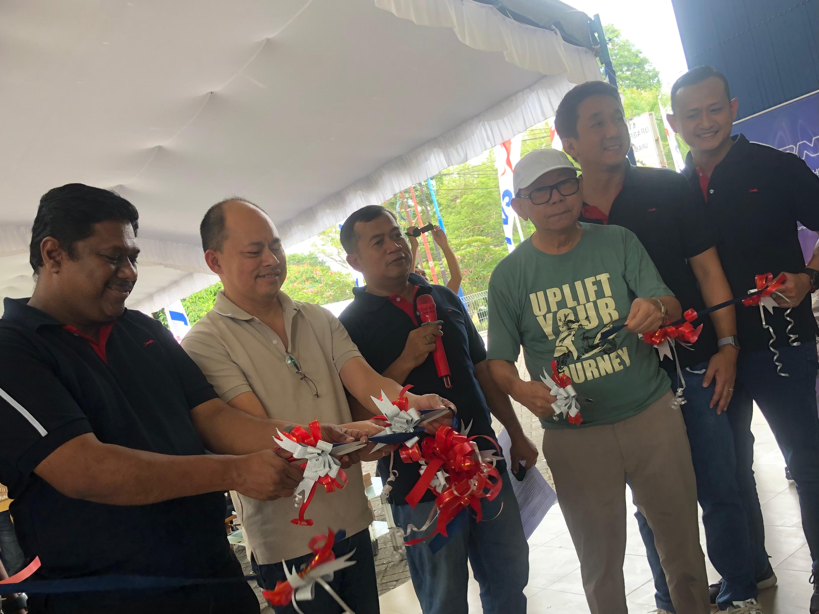 BEROPERASI: Pemotongan pita tanda diresmikannya Dealer TVS Banjarbaru di Jalan A Yani kilometer 34.