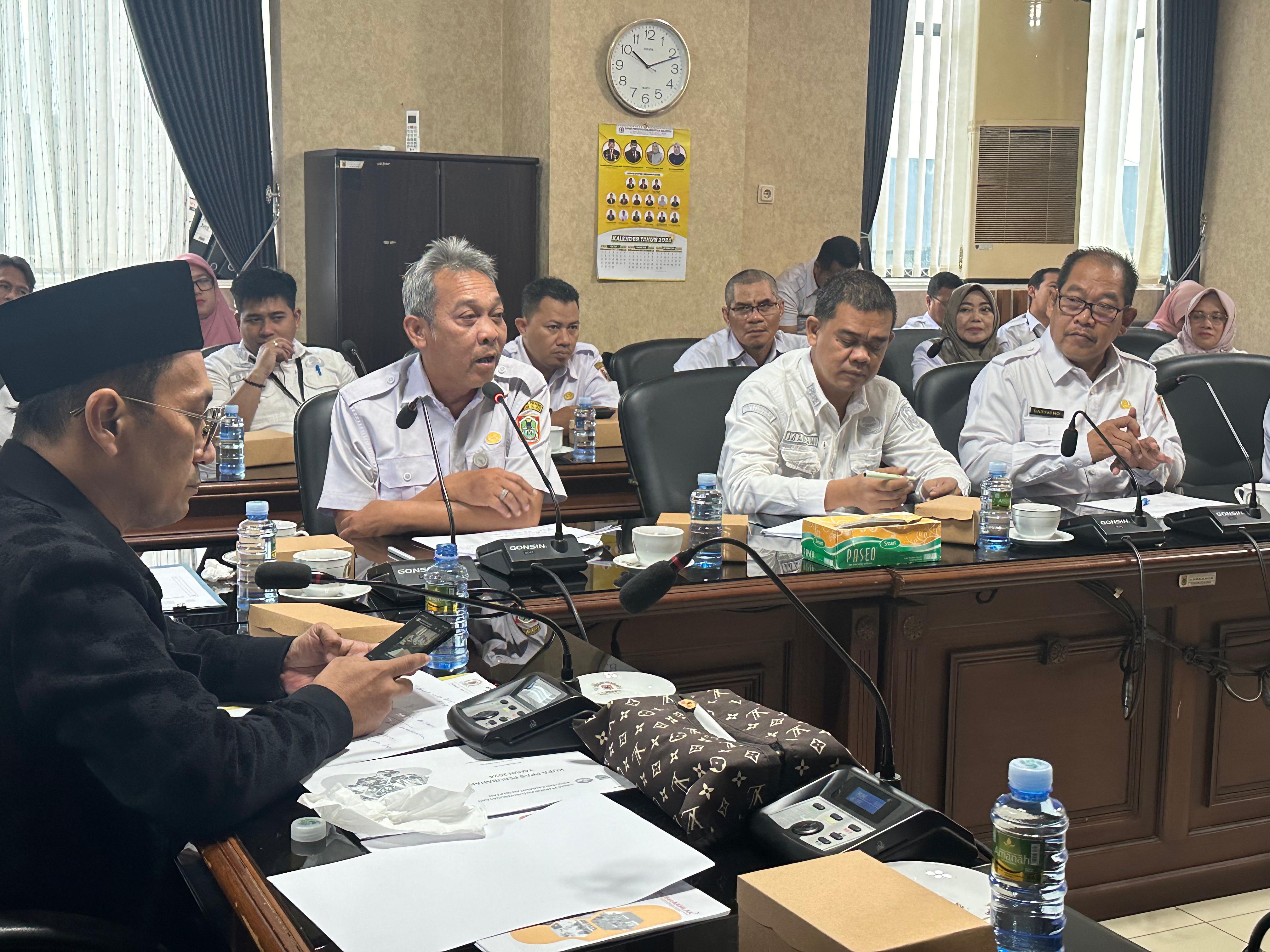 RAPAT: Komisi IV DPRD Kalsel rapat bersama dengan Disdikbud Kalsel di DPRD Kalsel, Rabu (7/8).