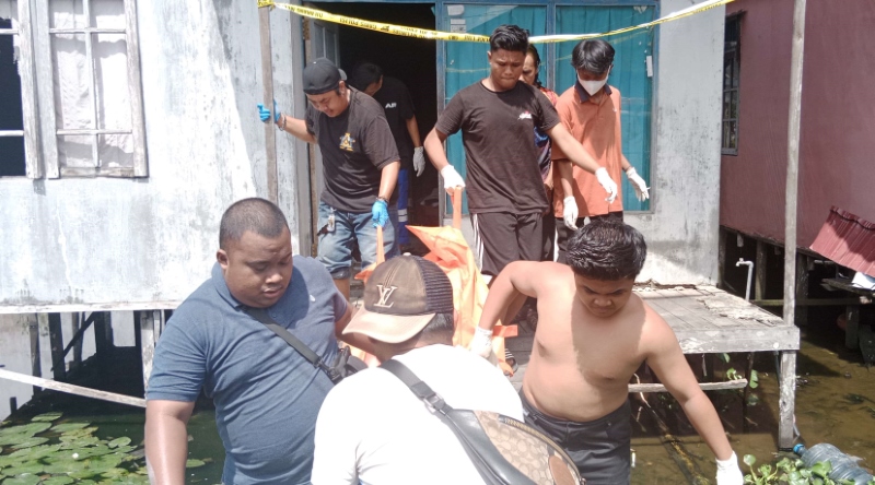 EVAKUASI: Relawan emergency membawa jasad Hujairin ke fasilitas pemulasaraan jenazah Rumah Sakit Ulin