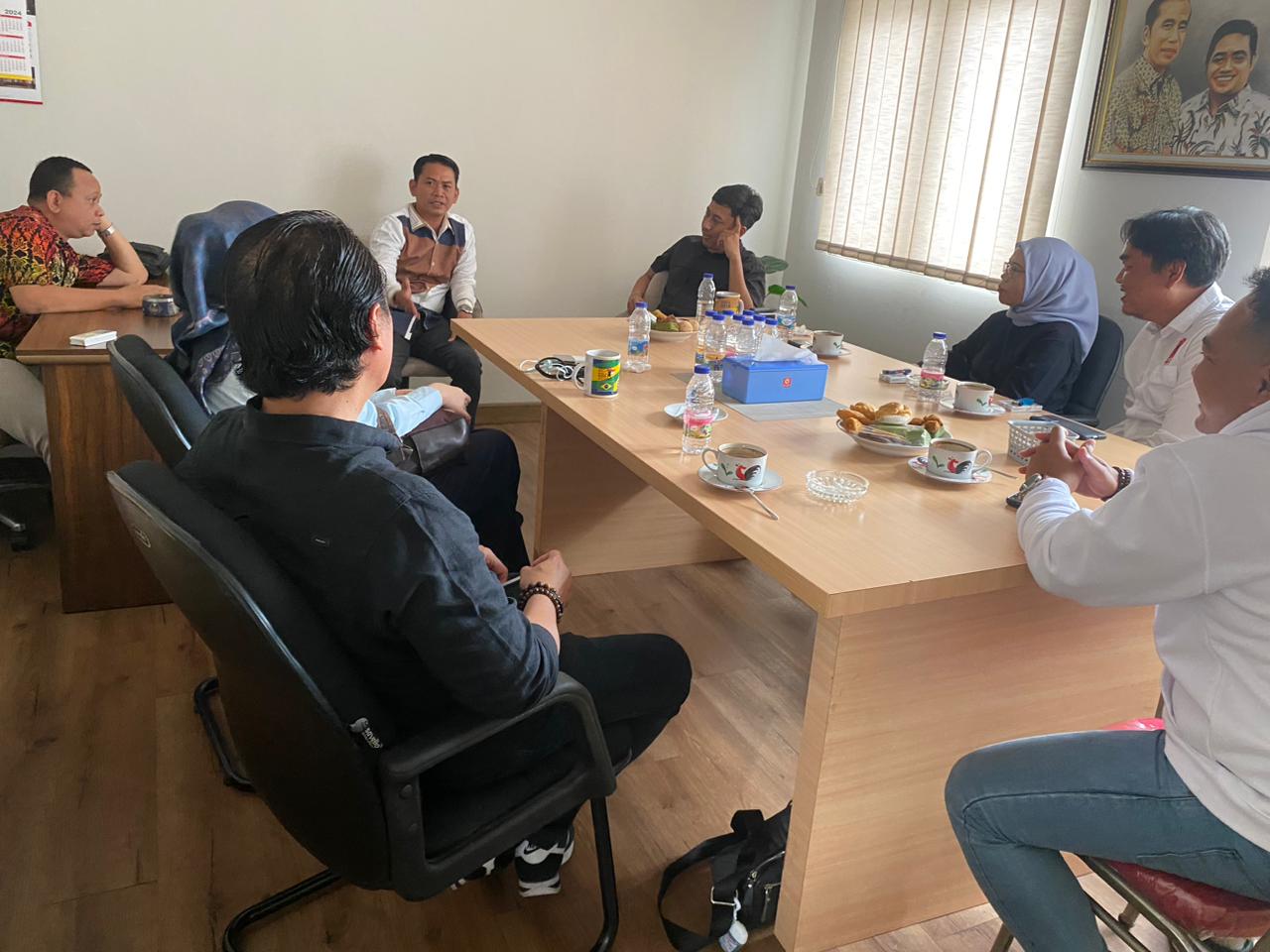 DISKUSI:Pasangan Muhammad Yamin-Hj Ananda bertemu dengan Ketua Desk Pilkada DPP Projo, Roy Septa Abimanyu, di Sekretariat DPP Projo, Jakarta, belum lama tadi.(Foto:Aulia Abdi untuk Radar Banjarmasin)