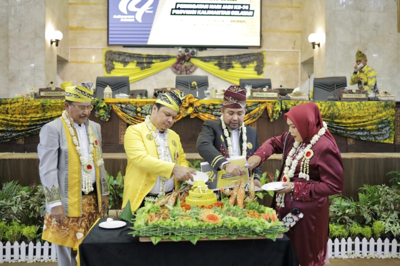 POTONG TUMPENG: Rapat Paripurna Istimewa DPRD Kalsel hanya dihadiri Sekdaprov Kalsel Roy Rizali Anwar kemarin.