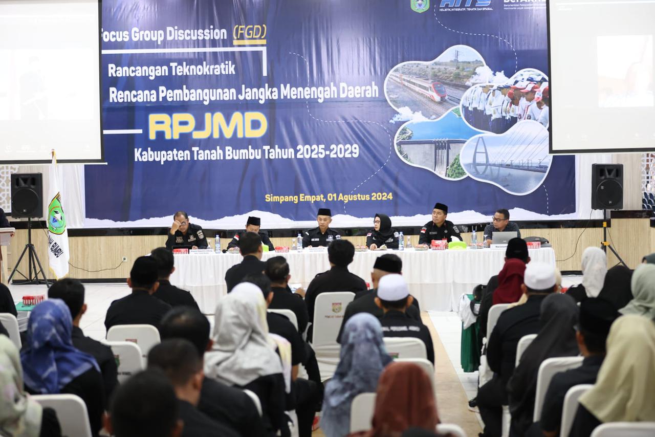 BUAT PETA JALAN: Pemkab Tanah Bumbu menyusun Rencana Pembangunan Jangka Menengah Daerah (RPJMD) 2025-2029 dalam Focus Group Discussion (FGD), belum lama tadi. - MC TANAH BUMBU
