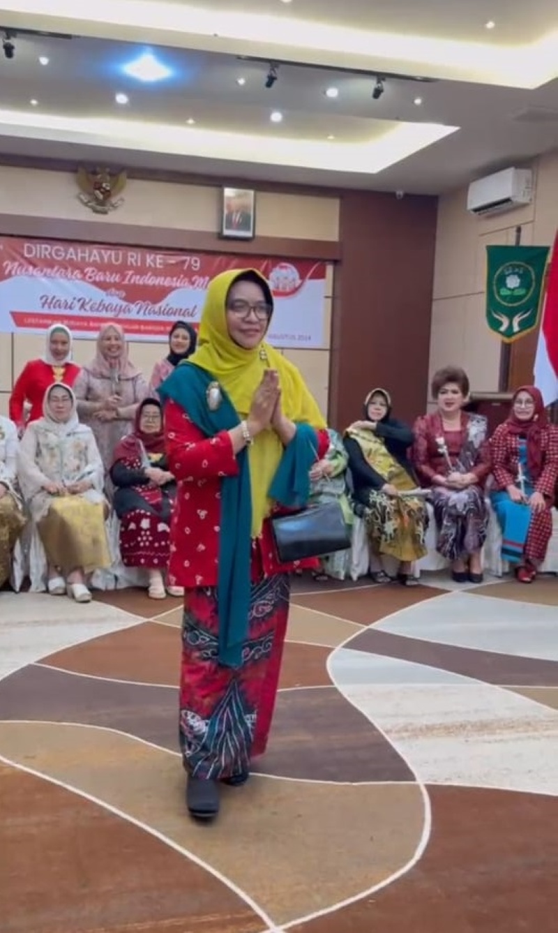 CANTIK - Salah satu istri dokter cabang Banjarmasin yang mengenakan kebaya