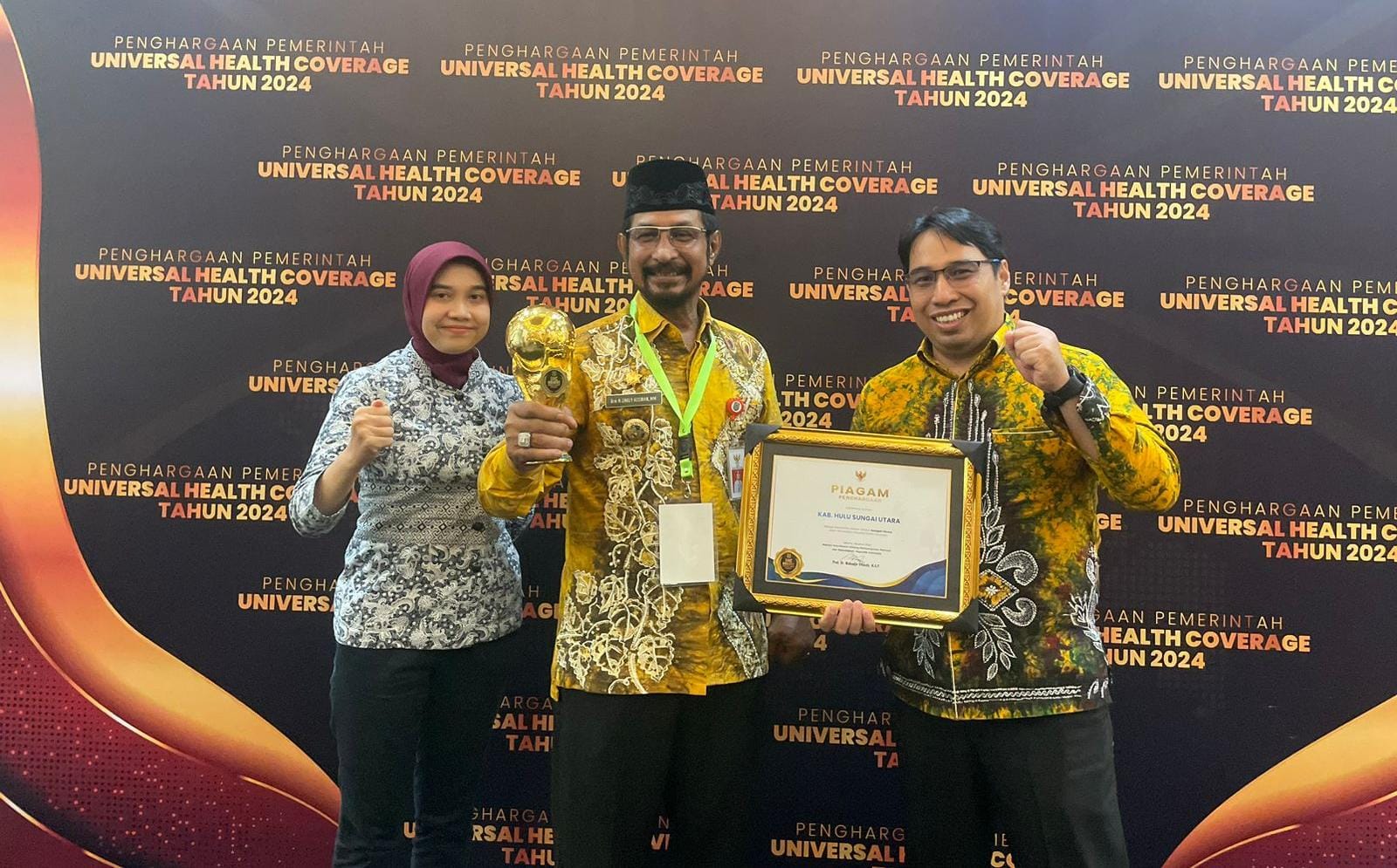 PRESTASI: Penjabat (Pj) Bupati HSU Zakly Asswan (tengah) foto dengan Kadis Kesehatan HSU dr Moch Yandi Friyadi dan pihak BPJS, usai menerima penghargaan dan tropi UHC di Jakarta, Kamis (8/8/2024).