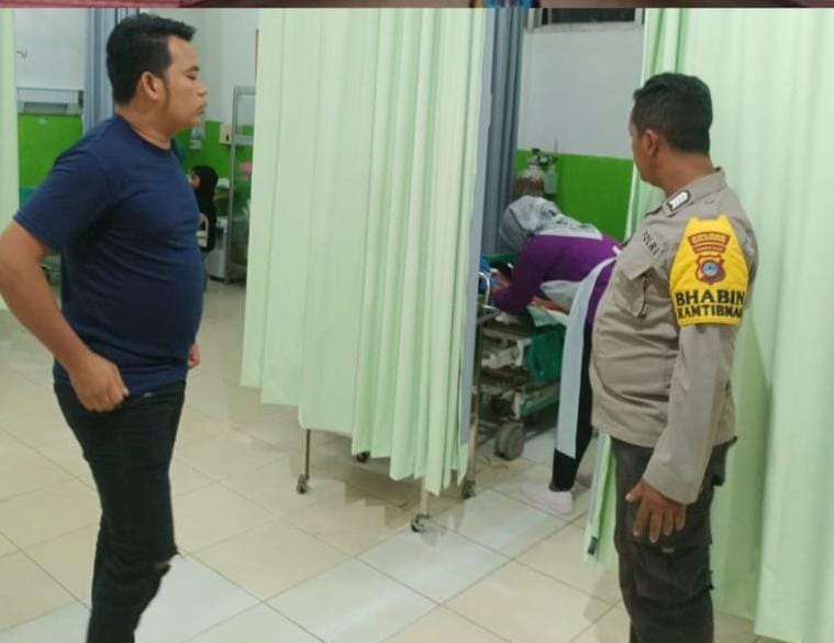 DIRAWAT: Petugas kepolisian mengawasi korban berinisial MRF yang mendapat perawatan akibat luka ditebas parang.