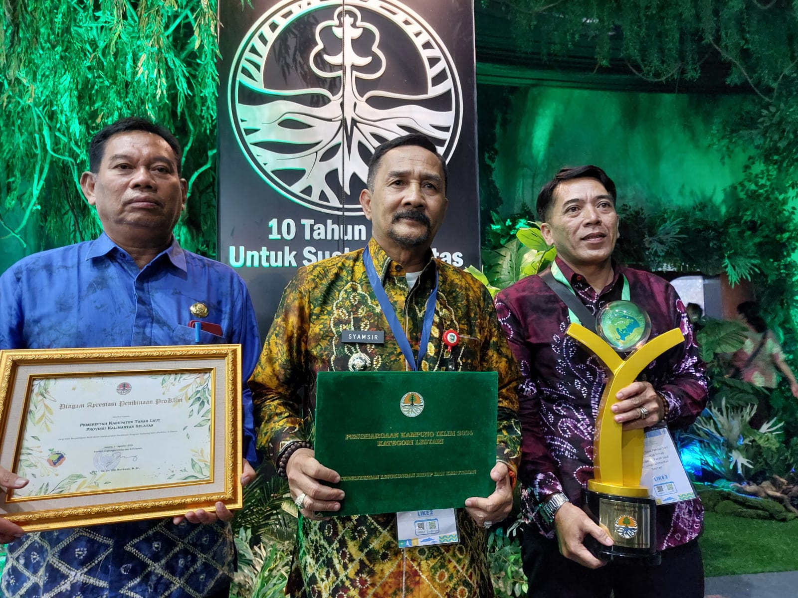 PRESTASI : Pj Bupati Tala H Syamsir Rahman (tengah) dan Kepala Dinas Perumahan Rakyat Kawasan Permukiman dan Lingkungan Hidup (DPRKPLH) Tala H Zainal Abidin (kiri) foto bersama
