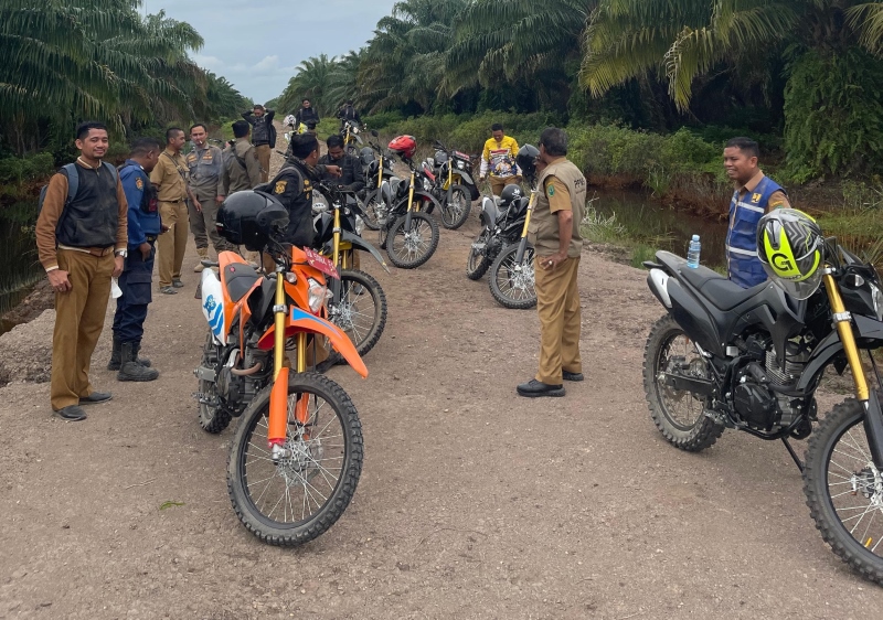MENCOBA: Rombongan Pj Bupati HSU Zakly Asswan saat merasakan jalur darat menuju Kecamatan Paminggir.