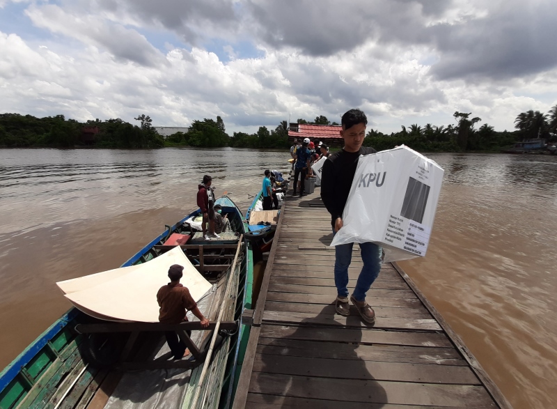 LOGISTIK PEMILU: Distribusi logistik kotak suara lewat jalur sungai di Banjarmasin pada pemilu lalu.
