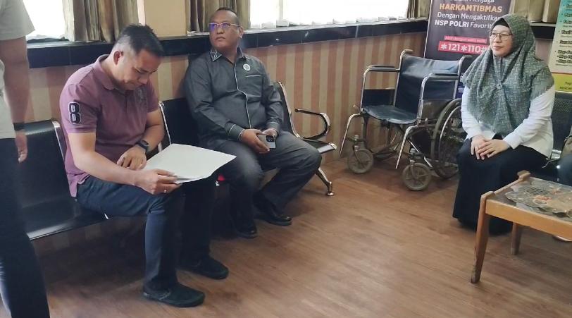 LAPOR POLISI:Ketua DPC PKB Banjarmasin, Hilyah Aulia bersama jajarannya melaporkan mantan Sekjen PKB, Lukman Edy.(Foto:Endang Syarifuddin/Radar Banjarmasin)