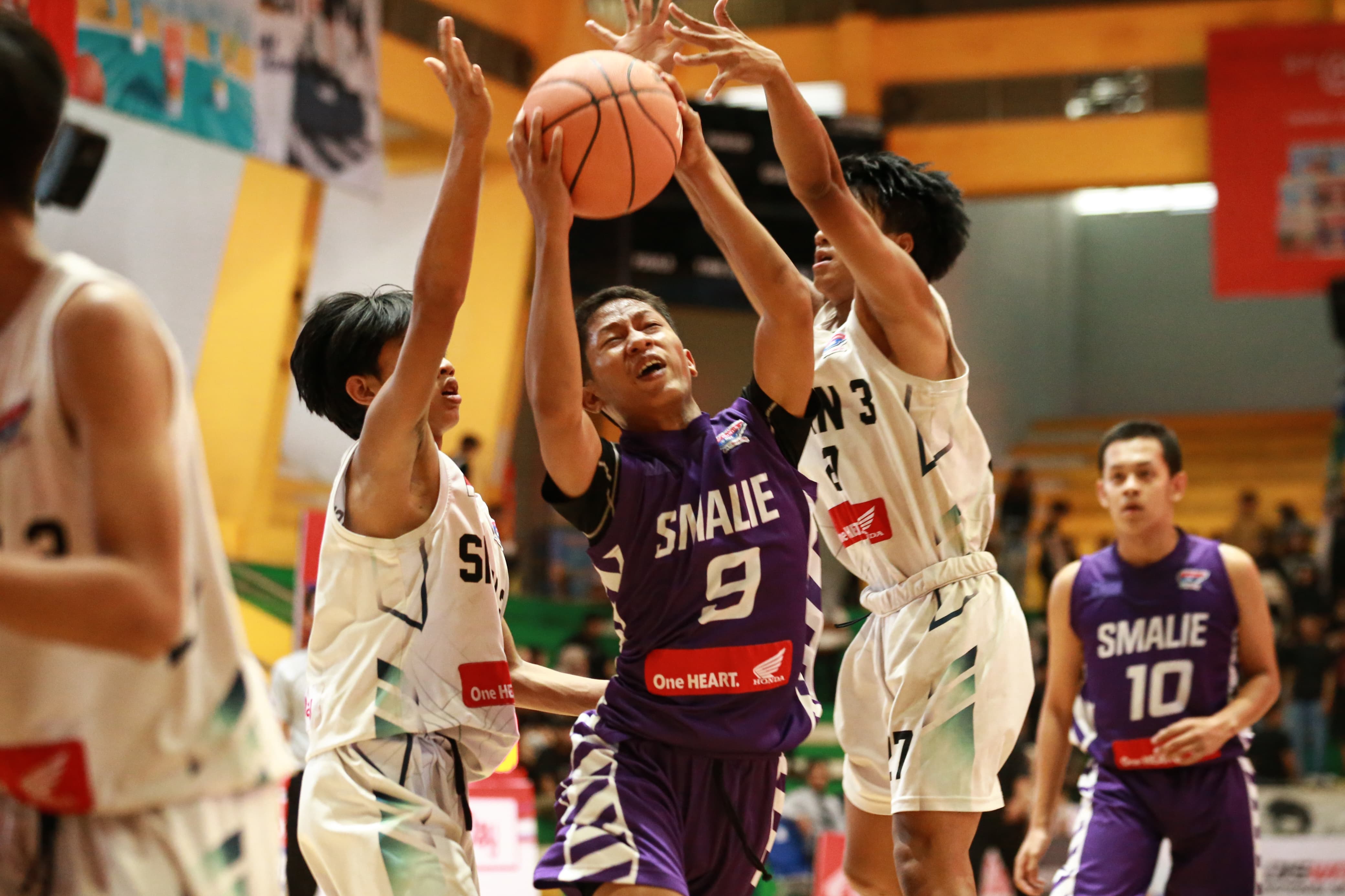 PANAS:Duel Skengha versus Smalie di round 1 Honda DBL with Kopi Good Day 2024 South Kalimantan yang berlangsung di GOR Hasanuddin HM, Banjarmasin, Sabtu (10/8/2024) siang.(Foto:M Idris Jian Sidik/Rada