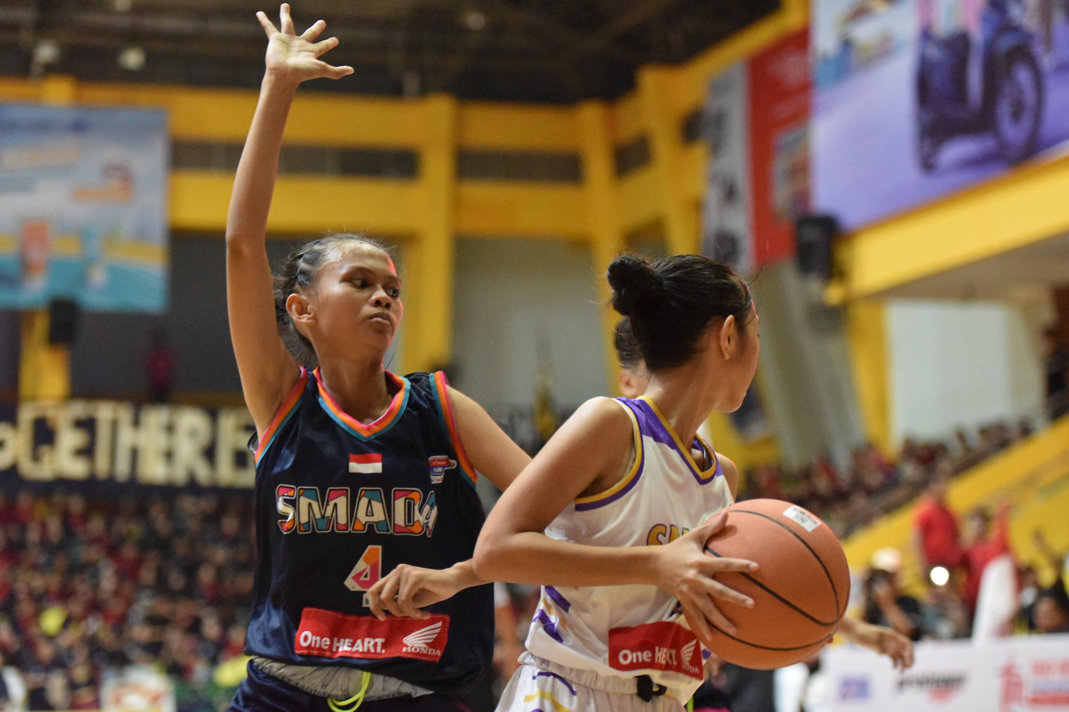 LAGA SENGIT:Tim putri SMAN 2 Banjarmasin berhadapan dengan SMAN 7 Banjarmasin di GOR Hasanuddin HM, Banjarmasin, Sabtu (10/8/2024) petang.