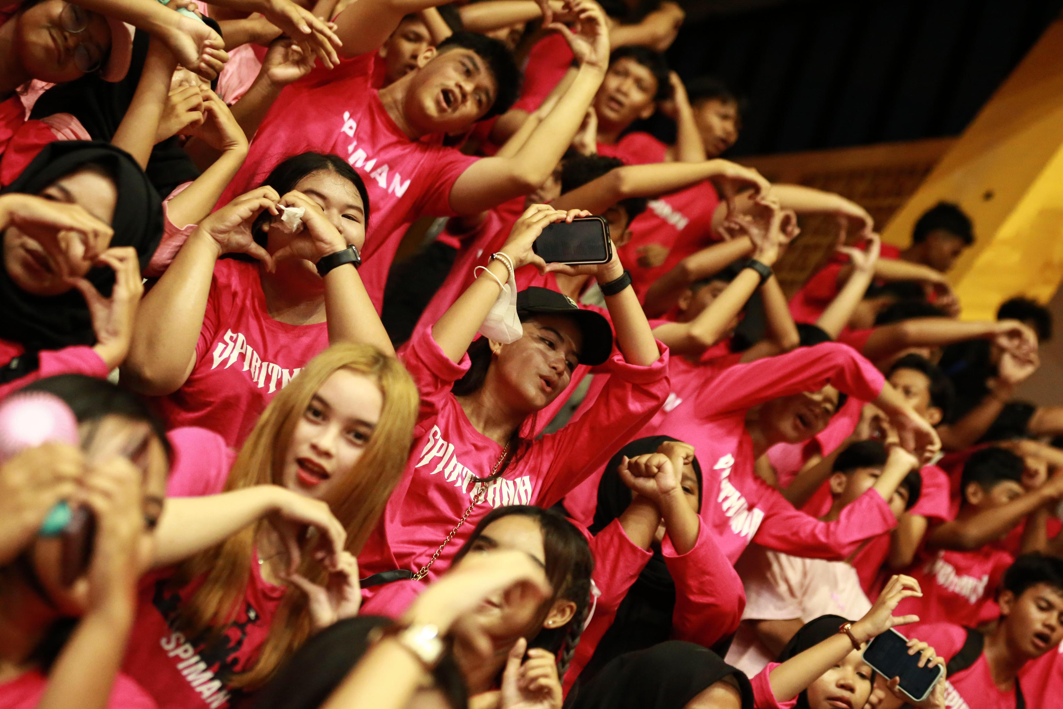 SERU:Spiman tampil impresif saat mendukung tim basket putri Smada melawan Smaven, Sabtu (10/8/2024).(foto:M Idris Jian Sidik/Radar Banjarmasin)